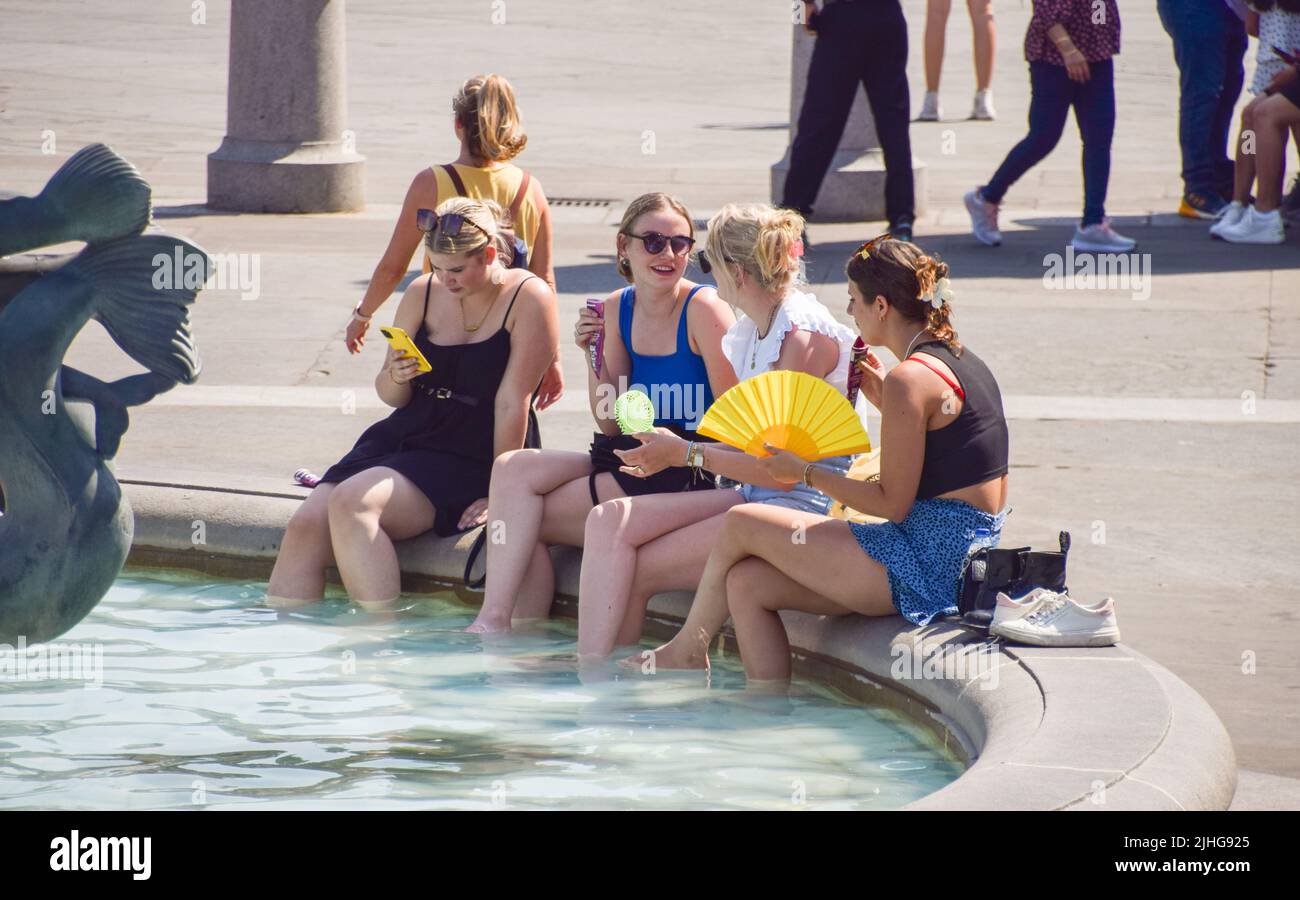 Londres, Angleterre, Royaume-Uni. 18th juillet 2022. Les gens se rafraîchissent dans les fontaines de Trafalgar Square alors que les températures brûlantes frappent le Royaume-Uni. Le met Office a publié son tout premier avertissement rouge sur les températures extrêmes au Royaume-Uni. (Image de crédit : © Vuk Valcic/ZUMA Press Wire) Banque D'Images