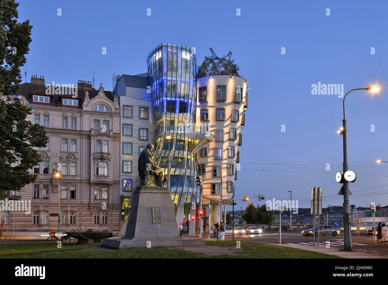 Dancing House - architecture moderne et historique au crépuscule, située sur le remblai de Rašín à Prague République tchèque. Conçu par l'architecte Frank Gehry. Banque D'Images