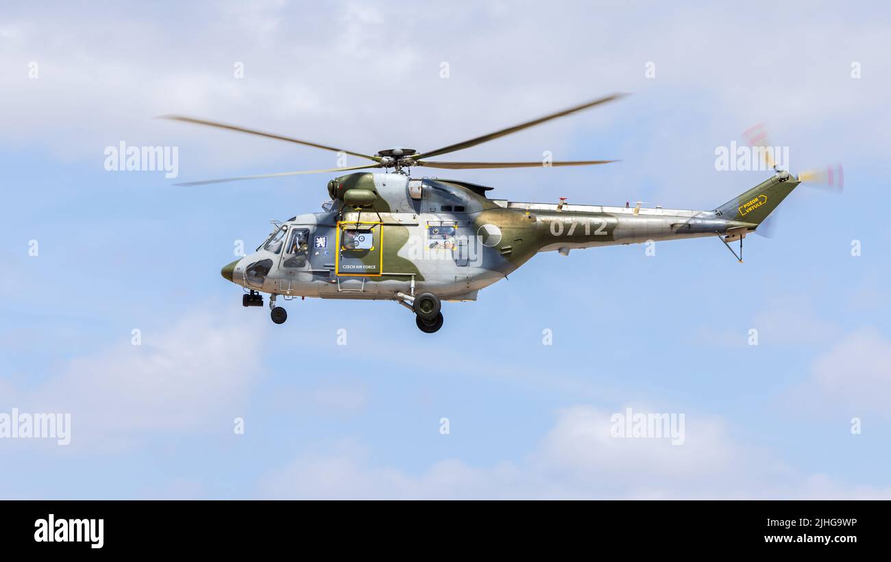 Force aérienne tchèque PZL-Swidnik W-3A Sokol ‘0712’ arrivant à RAF Fairford le 13th juillet pour participer au Royal International Air Tattoo 2022 Banque D'Images
