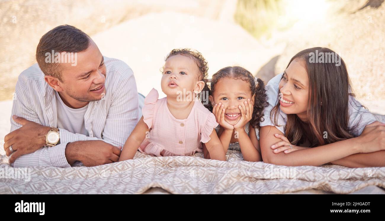 Une Famille De Quatre Personnes De Race Mixte Et Heureuse Qui Profite une-famille-de-quatre-personnes-de-race-mixte-et-heureuse-qui-profite