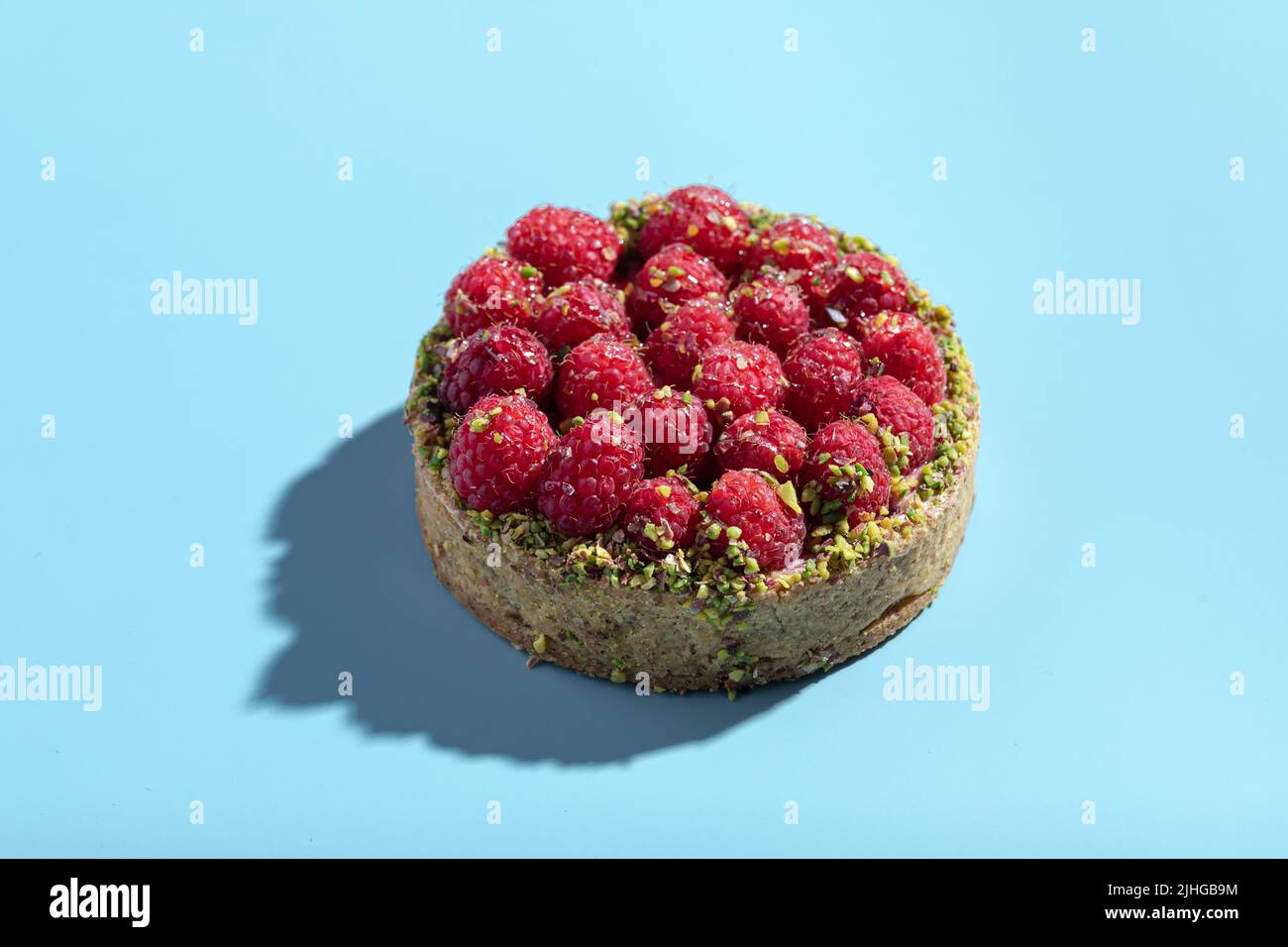 Tartelette aux framboises avec pistaches Banque D'Images