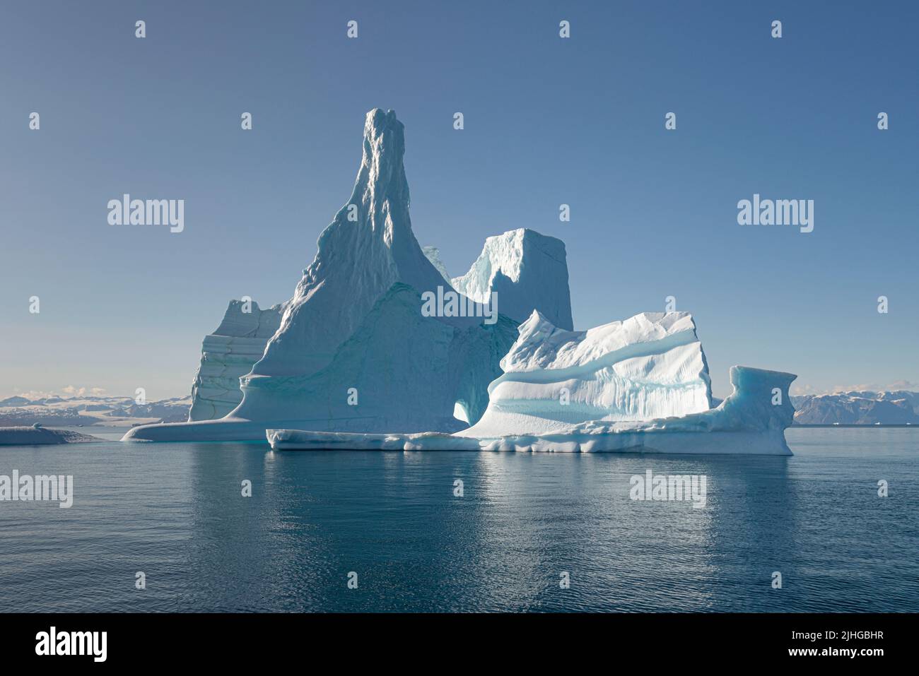 Icebergs dans le fjord Hall Bredning, dans le détroit de Scoresby, à l'est du Groenland Banque D'Images