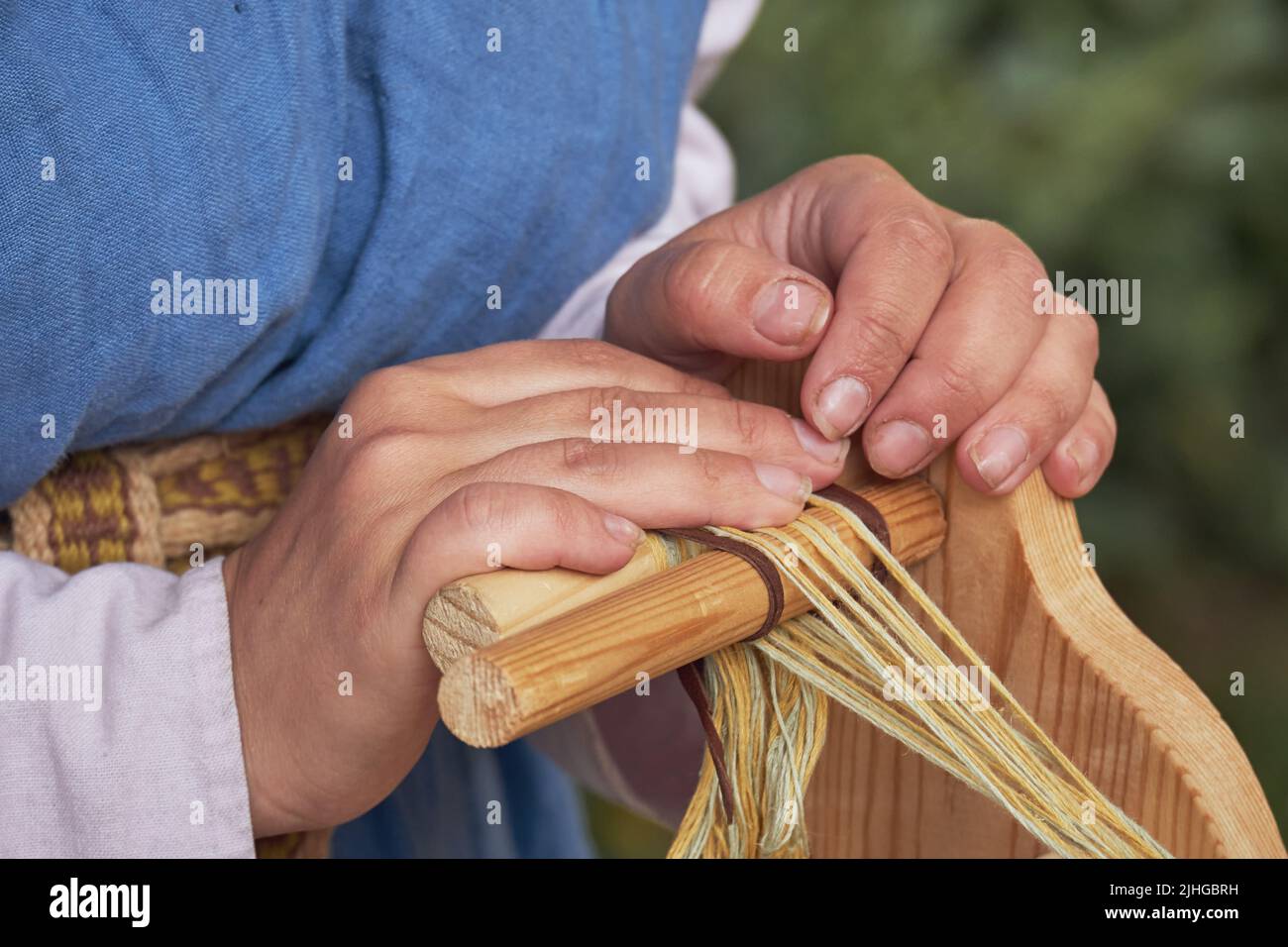 Une ancienne femme romaine fabrique des fils et des ragoûts à partir de laine d'époque. Reconstruction des événements de l'Empire romain Banque D'Images