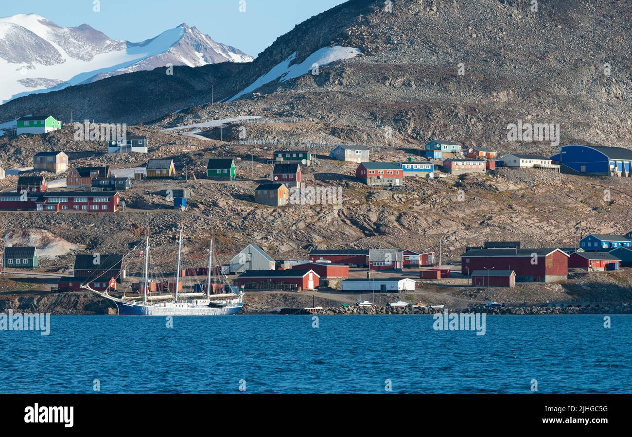 Bateaux à voile amarrés dans la baie d'Ittoqortoormiit, dans l'est du Groenland. Banque D'Images