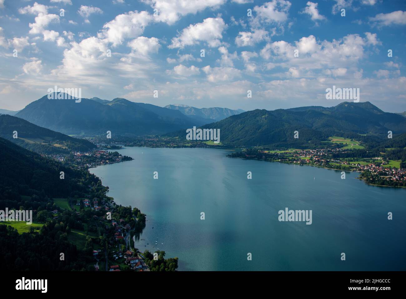 Vue pittoresque des hauts sommets des alpes sous un ciel bleu nuageux Banque D'Images