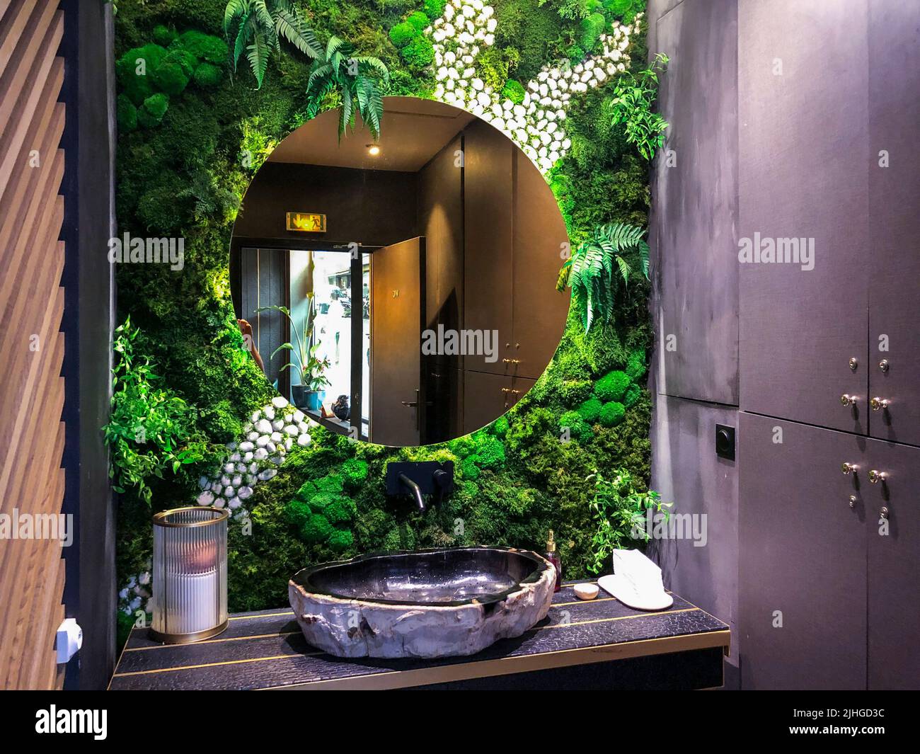 paris, France, Design de salle de bains, intérieur mur vert dans le restaurant coréen à l'intérieur de la salle de bains de style « Gangnam Banque D'Images