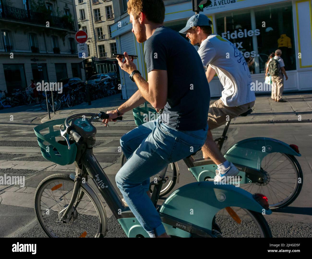 Paris France personnes hommes V lib Riding partage public