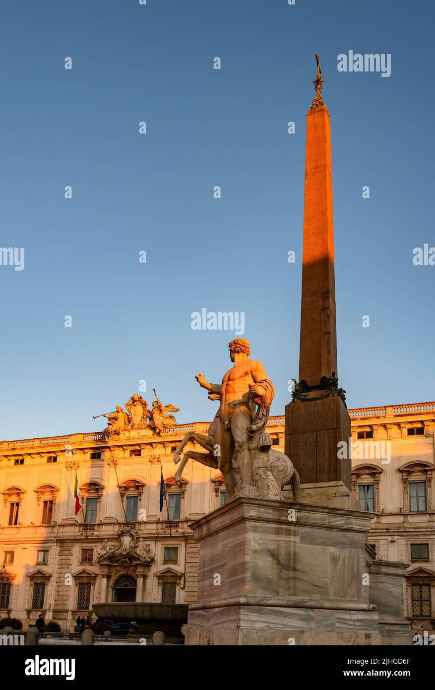 La Piazza del Quirinale, avec l'Obélisque Quirinale et le centre de Fontana dei Dioscuri, le Palais Quirinale en arrière-plan, Rome, Latium, Italie. Banque D'Images