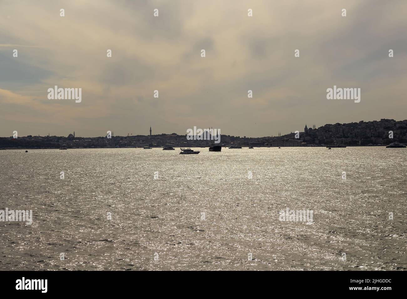 Vue sur les bateaux au coucher du soleil sur le Bosphore et le côté européen d'Istanbul. Belle scène. Banque D'Images