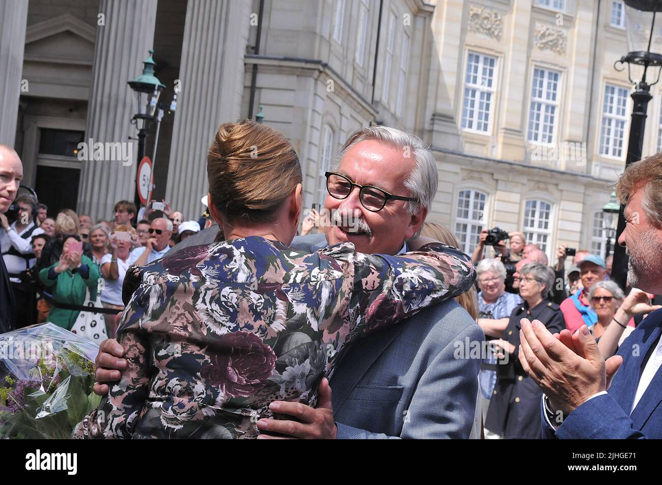 Copenhague /Danemark./ 27 juin 2019/ le nouveau Premier ministre danois, Mme mette Frederiksen, salue son père et ses deux enfants ainsi que son ami Bo tengberg, après avoir ptestant son équipe de ministre à la reine margrethe II de denamrk et des médias devant le Palais Amalienborg, dans la capitale danoise, Copenhague, elle est 2ème social démocrate premier ministre et elle est 2ème.femme social démocrate danemark premier ministre, elle avec sa famille .. (Photo..Francis Dean / Deanimages. Banque D'Images