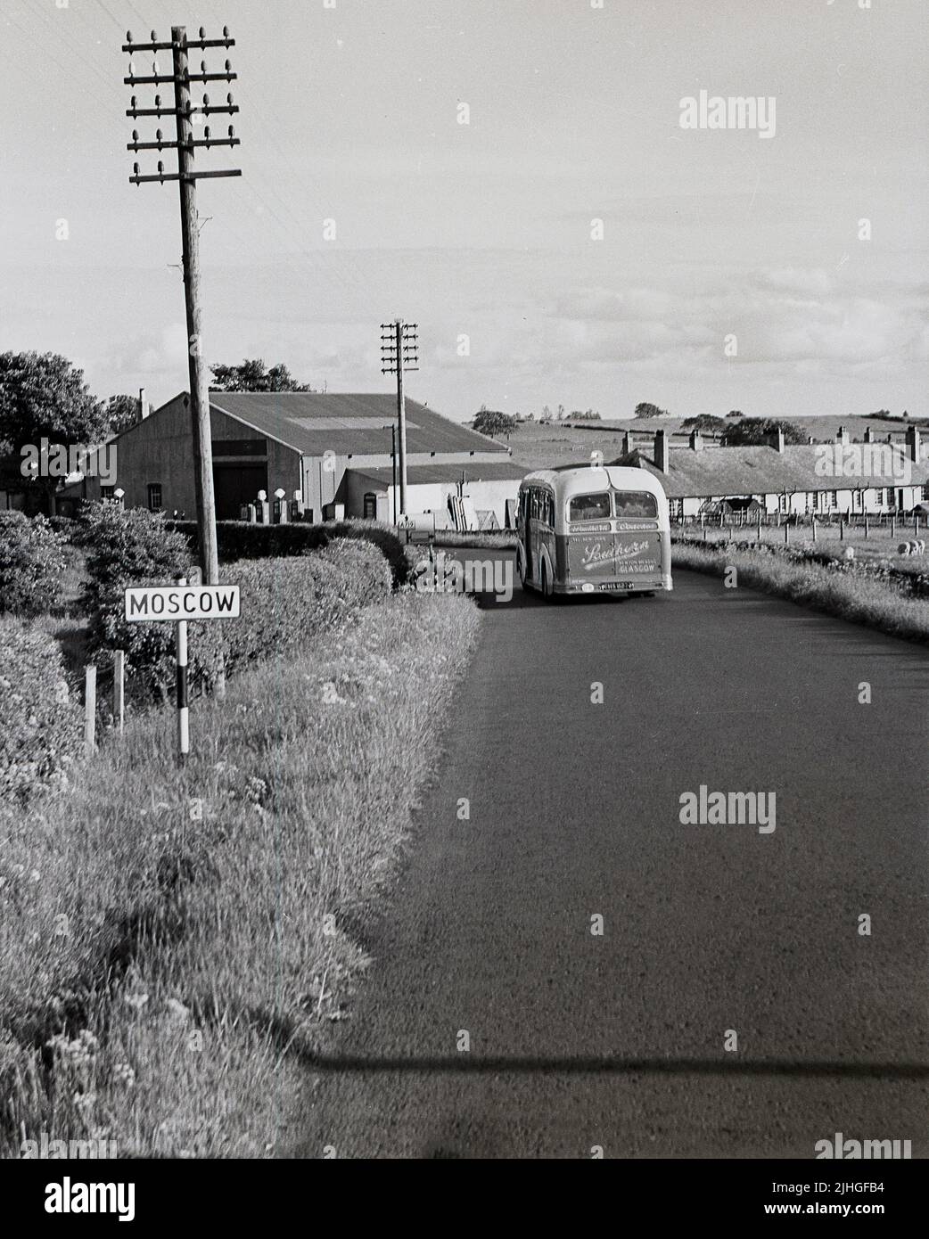 1960s, historique, panneau routier au bord du village de Moscou, Galston, Kilmarnock, Écosse, Royaume-Uni, prenez l'autocar sur la route. Banque D'Images