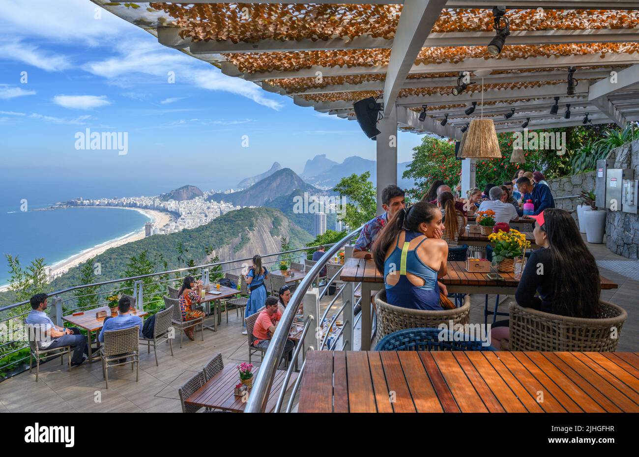 Vue depuis un restaurant situé à la gare supérieure du téléphérique de Sugarloaf, montagne de Sugarloaf, Rio de Janeiro, Brésil Banque D'Images