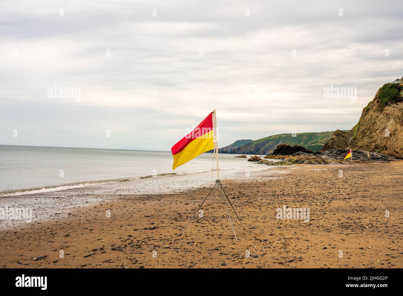 zone de baignade sûre entre les drapeaux rouges et jaunes sur la plage Banque D'Images