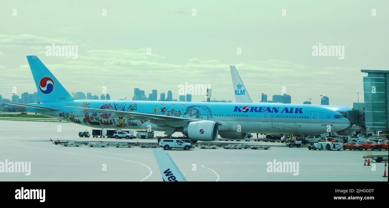 Toronto (Ontario), Canada - 26 2016 oct. Aéroport Pearson de Toronto. Un Boeiing spécial 777-300ER avec un enfant dessinant Love Livery Banque D'Images