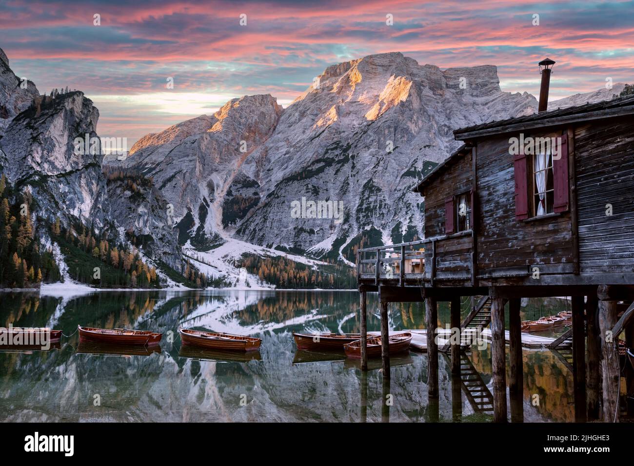 Paysage pittoresque avec le célèbre lac de Braies en automne Dolomites montagnes.Bateaux en bois et jetée dans les eaux claires de Lago di Braies, Alpes Dolomites, Italie.Pic de la montagne Seekofel en arrière-plan Banque D'Images