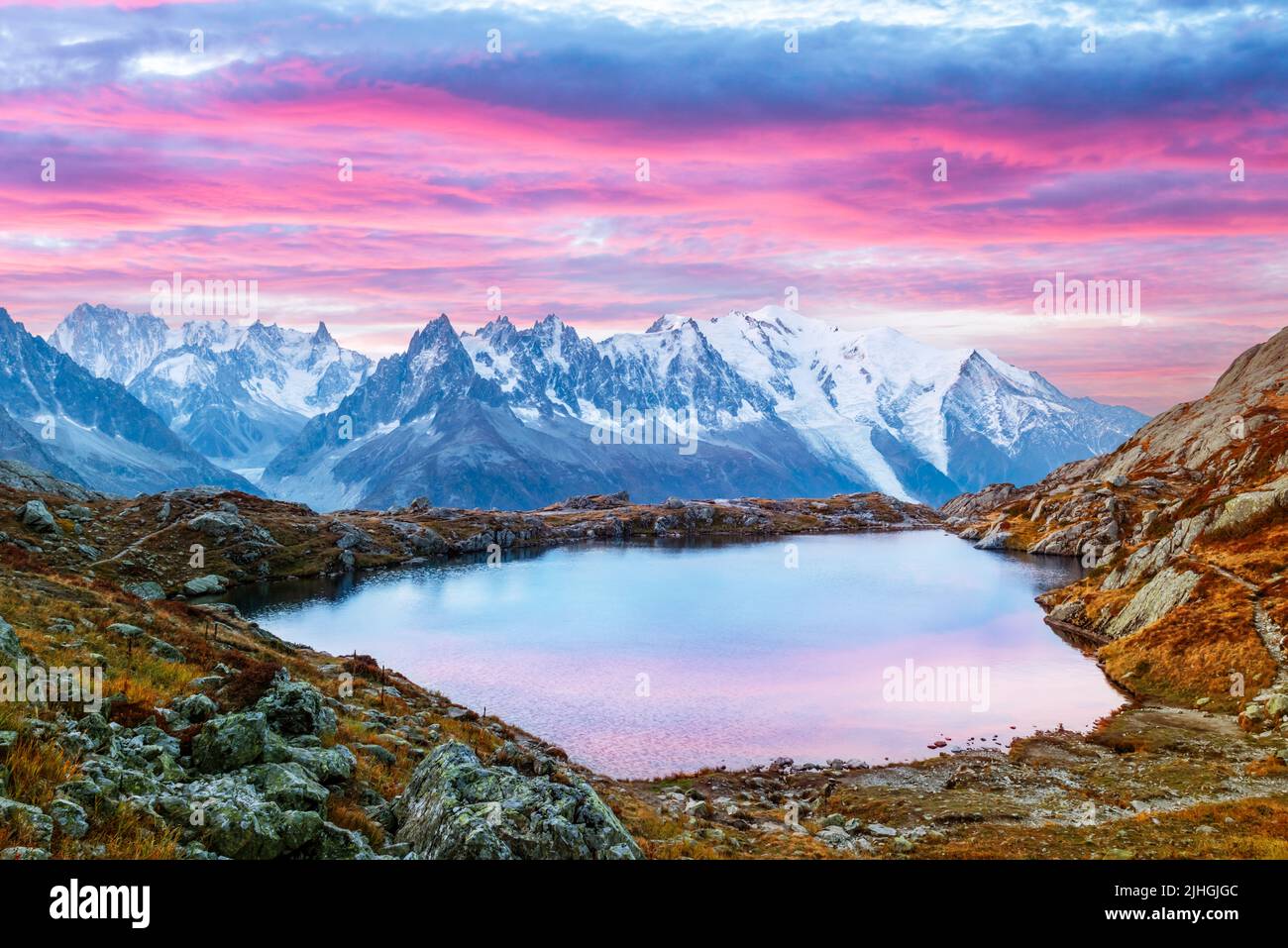 Coucher de soleil coloré sur le lac de Chesery (Lac de Cheserys) dans les Alpes françaises. Chaîne de montagnes de Monte Bianco en arrière-plan. Réserve naturelle de Vallon de Berard, Chamonix, Alpes graciennes. Photographie de paysage Banque D'Images