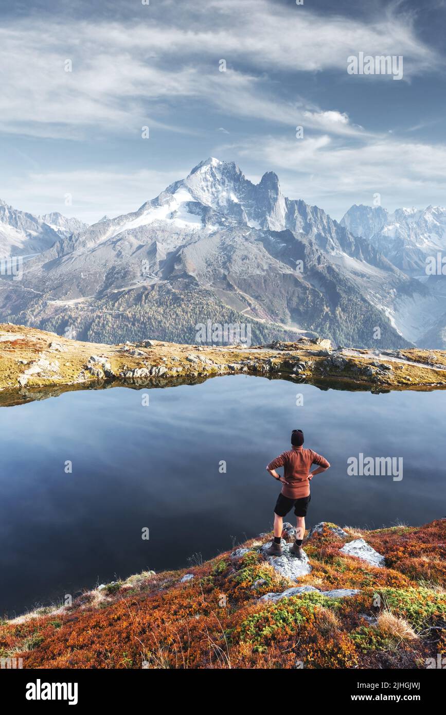 Vue imprenable sur Monte Bianco de montagnes avec tourisme un avant-plan. Lac de Cheserys lac, Chamonix, Graian Alps. Photographie de paysage Banque D'Images