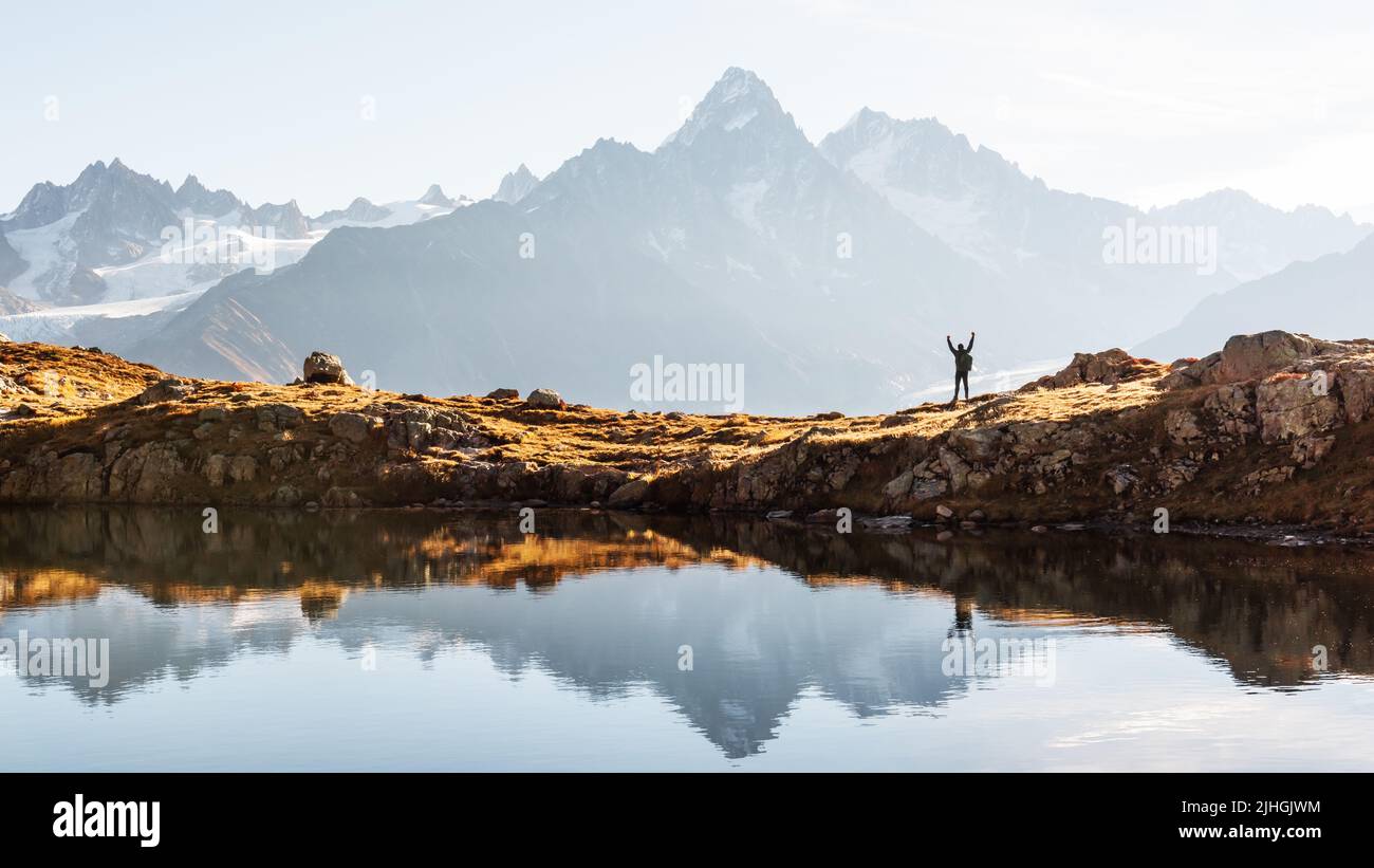 Vue incroyable sur la chaîne de montagnes de Monte Bianco avec des touristes sur fond. Lac du Lac de Cheserys, Chamonix, Alpes de Grauen. Photographie de paysage Banque D'Images