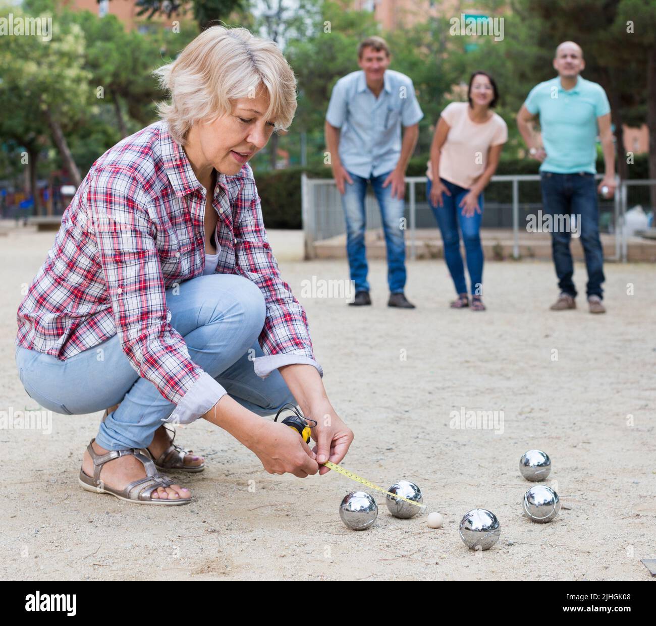 Joyeux garçons et filles jouant à la pétanque Banque D'Images