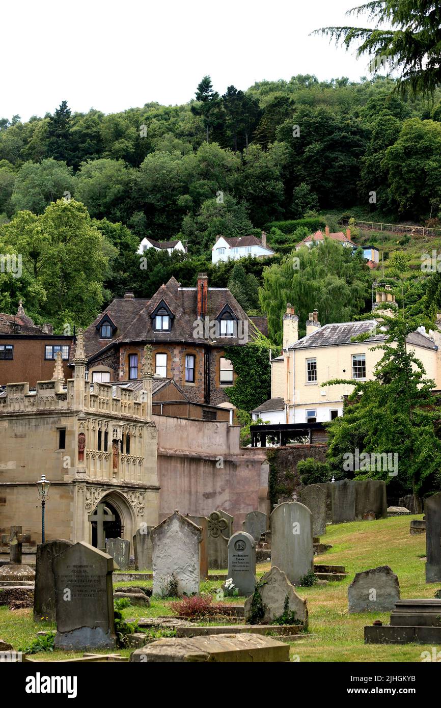 Vue sur les collines boisées depuis le cimetière du Grand Prieuré de Malvern, Malvern, Worcestershire Banque D'Images