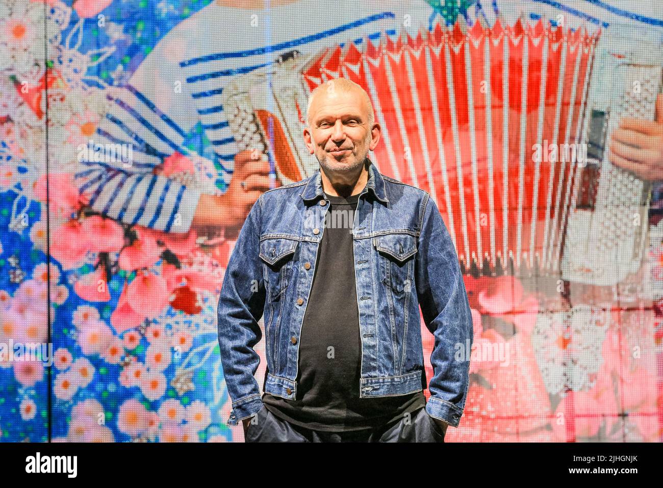 Londres, Royaume-Uni. 18th juillet 2022. Jean Paul Gaultier pose sur scène.le spectacle musical basé sur la vie de l'icône de la mode Jean Paul Gaultier et met en scène 50 ans de culture pop à travers les yeux du terrible enfant de la mode. Le spectacle se déroule à l'emblématique Roundhouse de Camden du 15 juillet au 28 août. Credit: Imagetraceur/Alamy Live News Banque D'Images