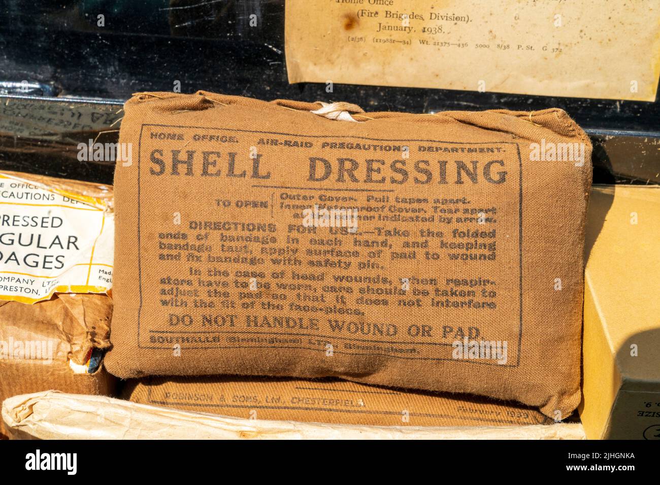Gros plan d'un habillage de deux coques de la guerre mondiale britannique avec des instructions imprimées telles qu'elles ont été émises par le Home Office, Air-RAID Précautions Department. Banque D'Images