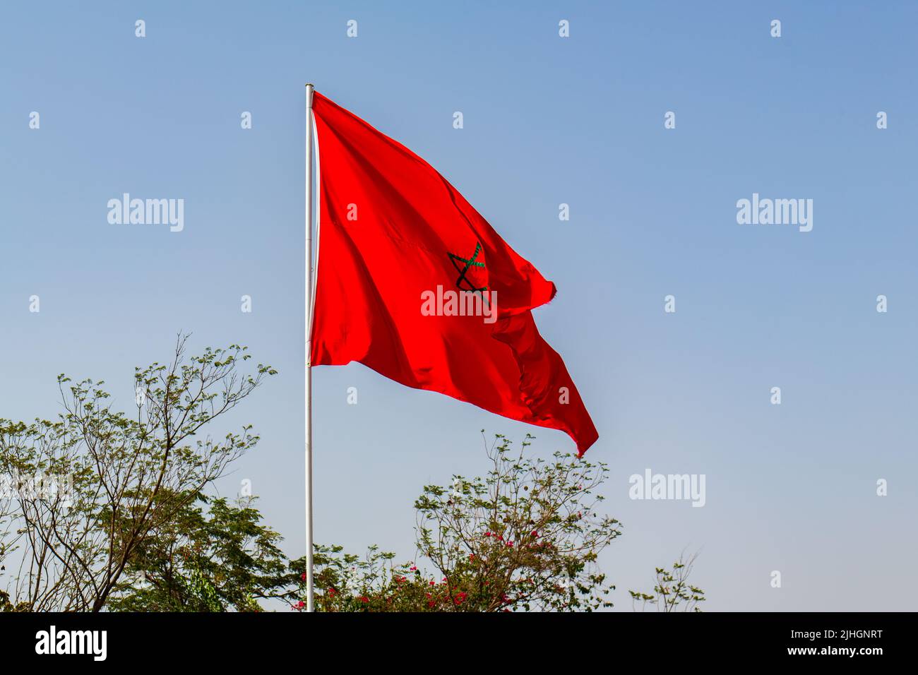Drapeau marocain isolé avec étoile verte agitant dans un ciel bleu Banque D'Images Drapeau marocain isolé avec étoile verte agitant dans un ciel bleu Banque D'Images