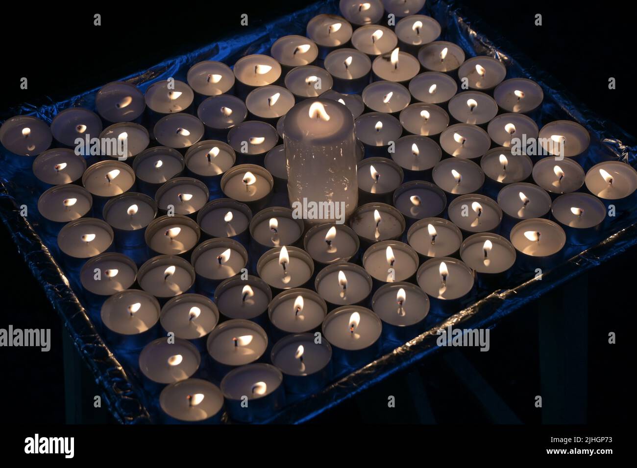 80 bougies chauffe-plat célébrant un anniversaire de 80th Banque D'Images
