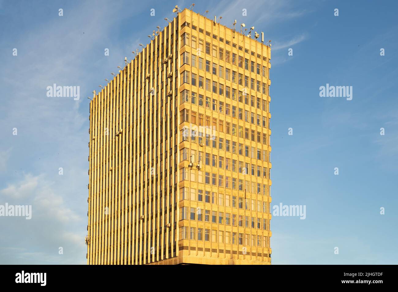 Architecture soviétique. Façade du bâtiment de l'époque soviétique. Le bâtiment est dans le style du modernisme soviétique des 70s - 80s Banque D'Images