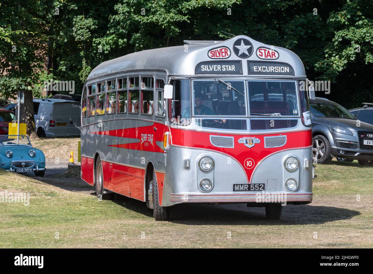 Un autocar d'excursion Silver Star vintage, Leyland Tiger Cub de 1955, lors d'un événement de transport dans le Hampshire, en Angleterre, au Royaume-Uni Banque D'Images