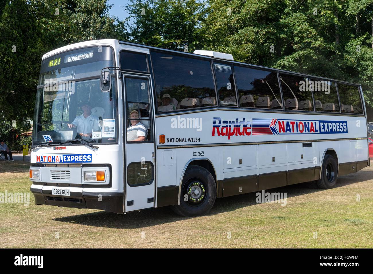 Rapide National Express en autocar lors d'un spectacle de transport au Hampshire, Angleterre, Royaume-Uni Banque D'Images