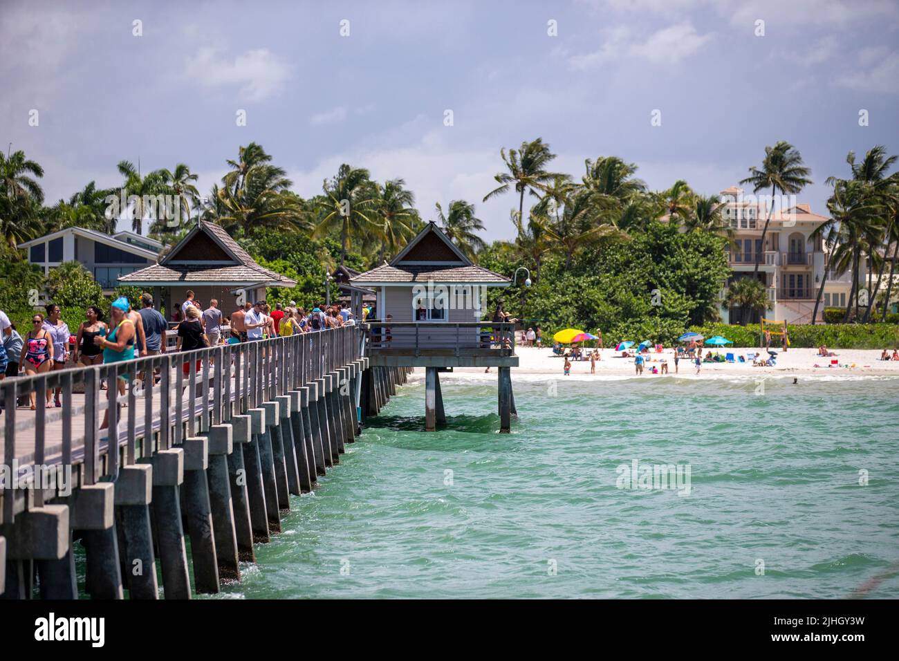 Vue de la jetée de pêche de Naples de retour à la rive et les belles plages du sud-ouest de la Floride avec les gens appréciant la vue Banque D'Images