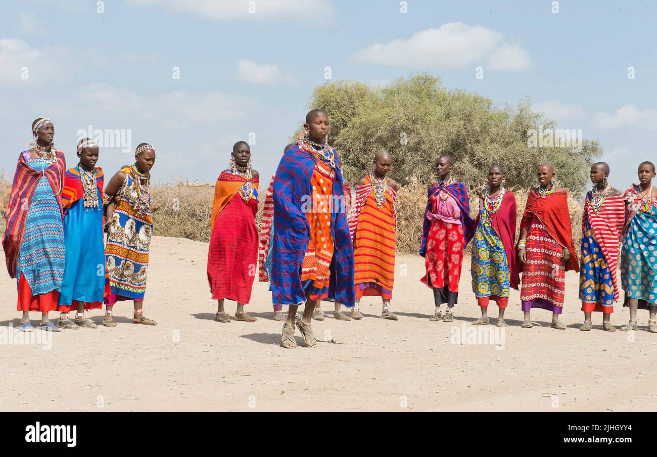 Maqasai les gens sauter et danser. Amboseli, Kenya. Banque D'Images