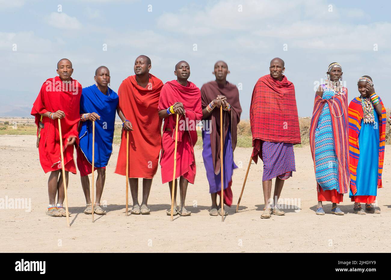 Les gens de Maasai sautant et dansant. Amboseli, Kenya. Banque D'Images
