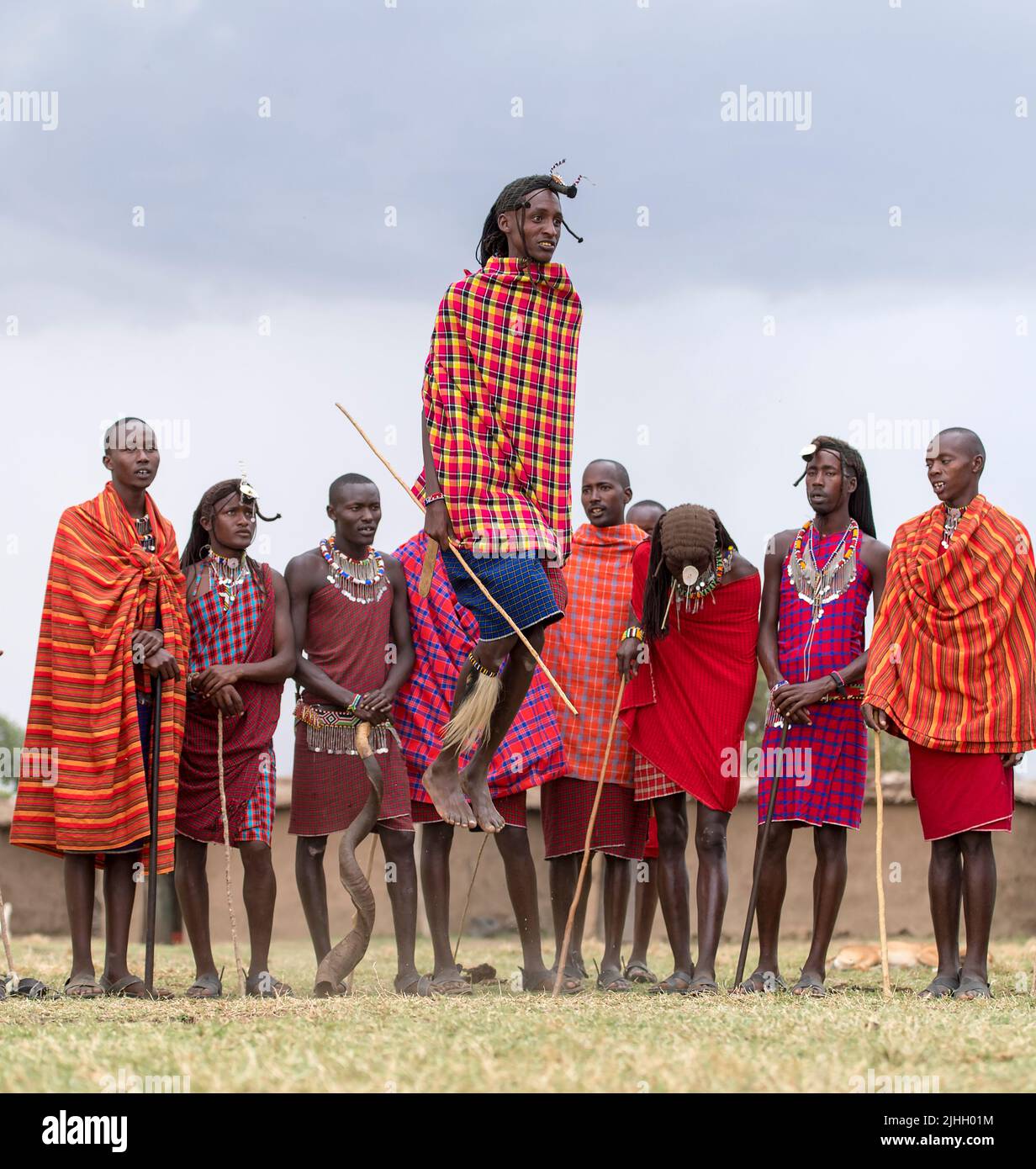 Les Maasai sont des gens qui préforment la danse de saut traditionnelle dans un village de Maasai à Maasai Mara, au Kenya. Banque D'Images