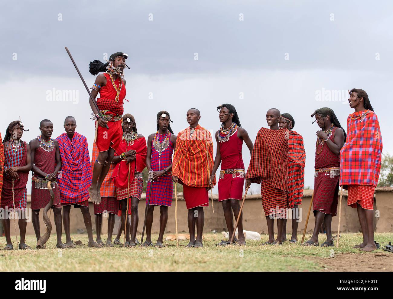 Les Maasai sont des gens qui préforment la danse de saut traditionnelle dans un village de Maasai à Maasai Mara, au Kenya. Banque D'Images