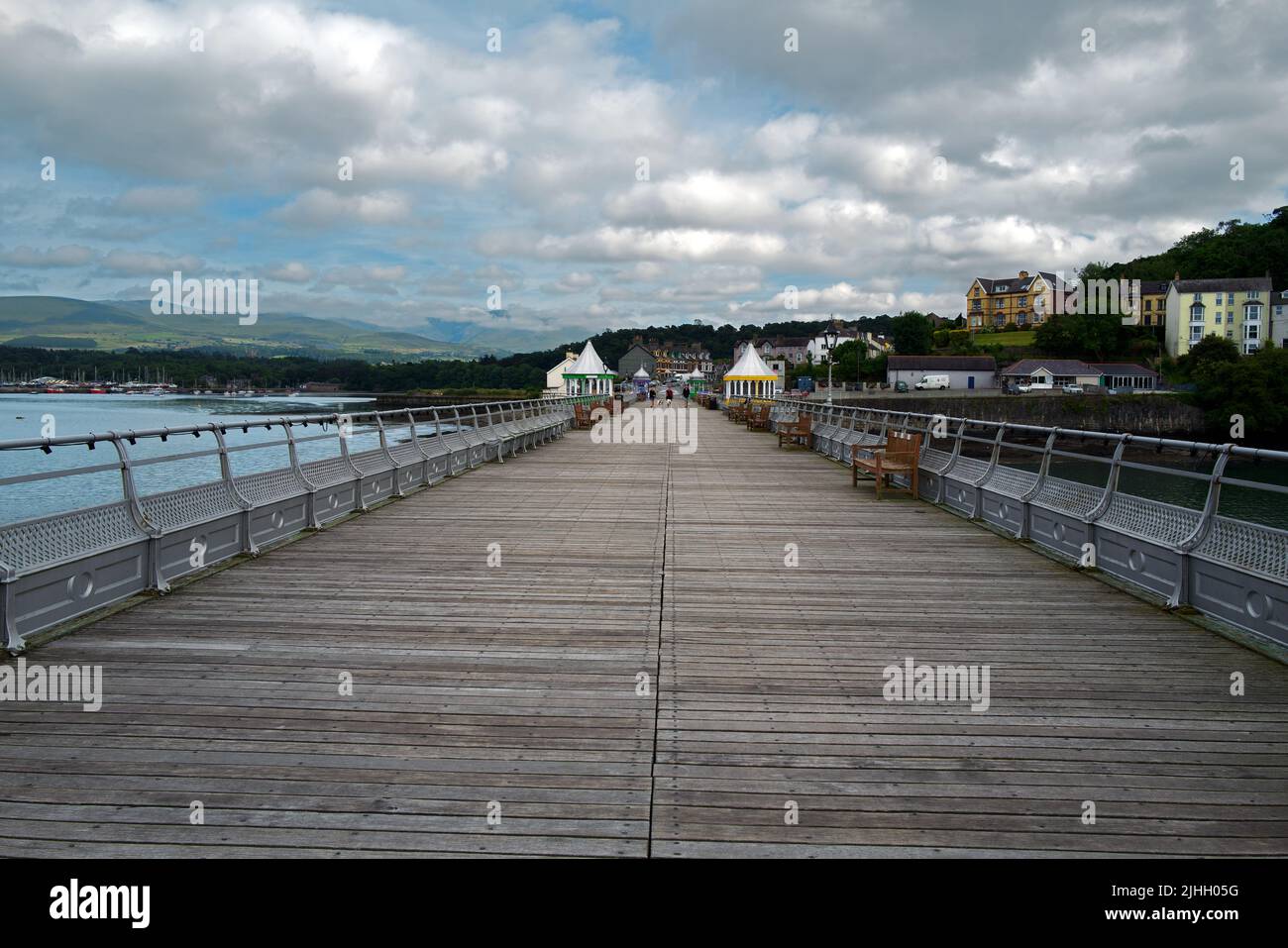 Garth Pier à Bangor, dans le nord du pays de Galles, a été ouvert en 1896. Il s'agit maintenant d'une structure classée de catégorie II et de la deuxième plus longue jetée du pays de Galles. Banque D'Images