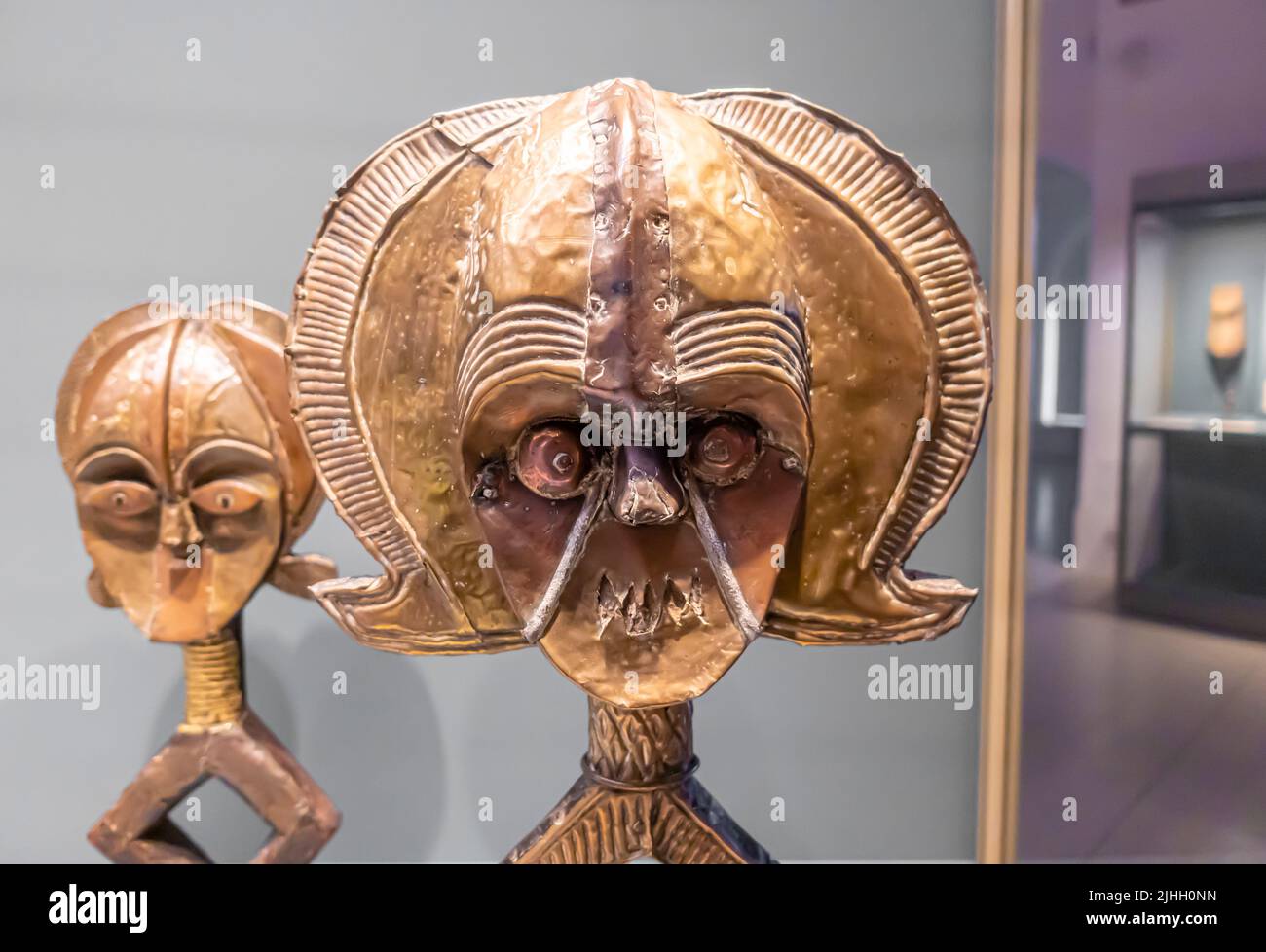 Élément sculptural de reliquaire - Ndassa - fin 19th - début 20th siècle - bois, alliages de cuivre, sculpté, superposé, gaufré. Banque D'Images