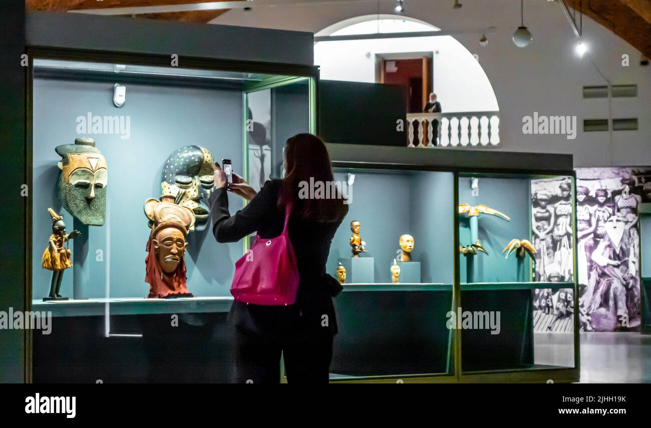 Visiteur à l'exposition de masques africains au Musée de l'Ermitage, Saint-Pétersbourg, Russie Banque D'Images