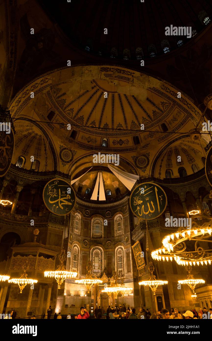 Sainte-Sophie à Istanbul la nuit. Photo de fond verticale de la mosquée d'Ayasofya. Istanbul Turquie - 3.27.2022 Banque D'Images