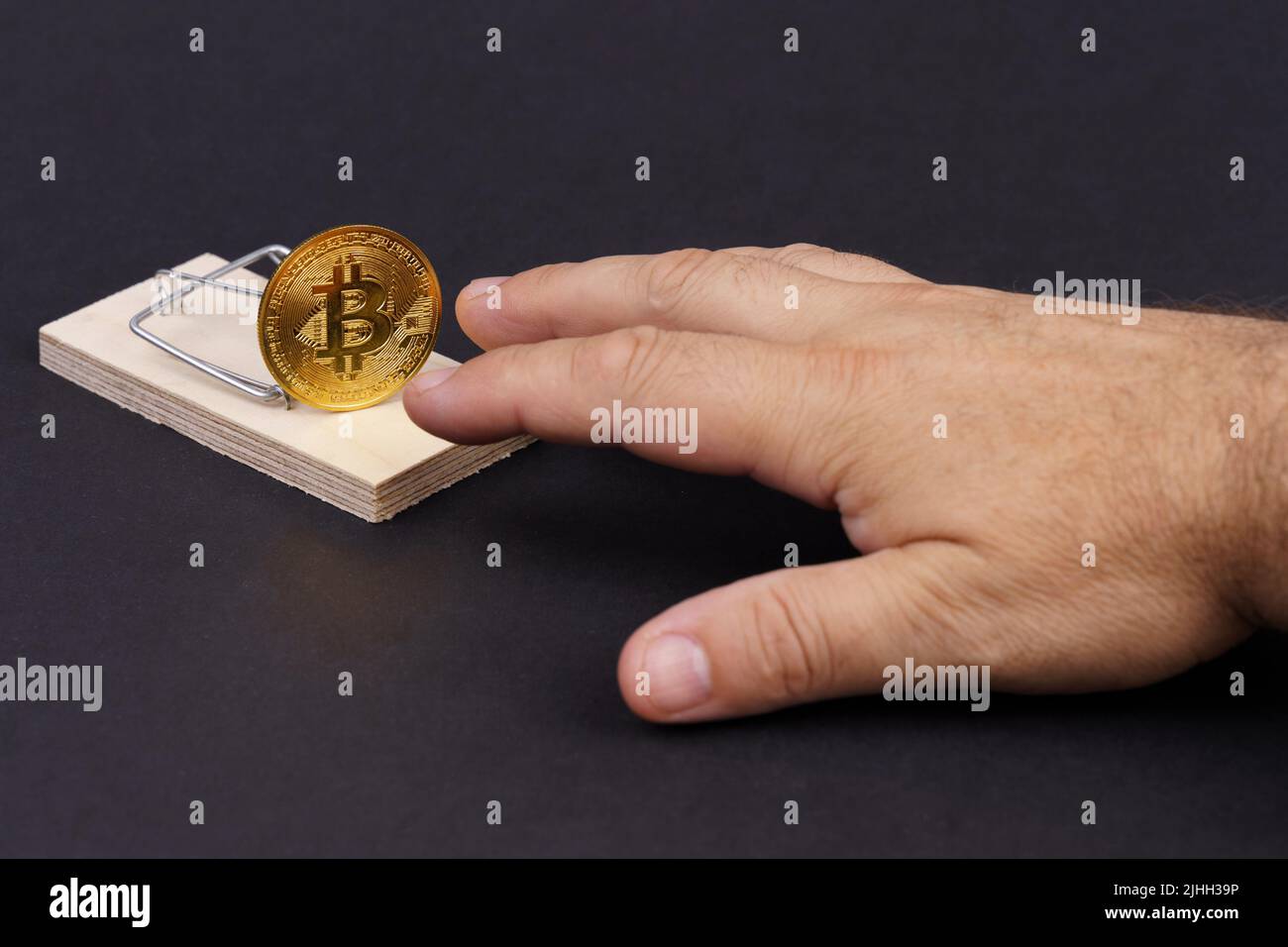 La main atteint pour le bitcoin du mousetrap. Risques et dangers liés à l'investissement dans la crypto-monnaie. Banque D'Images