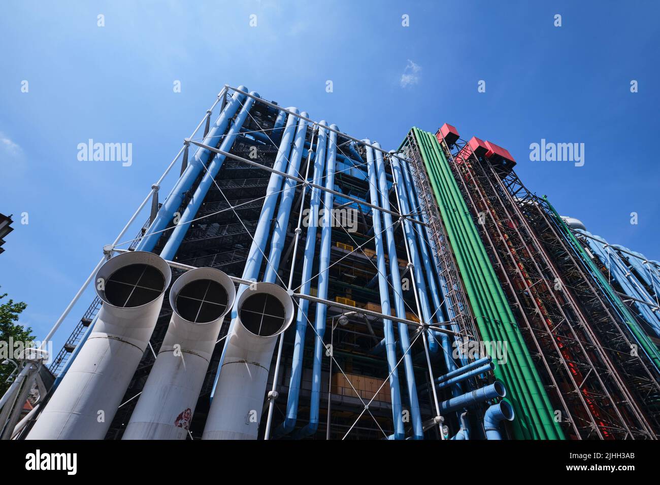 Paris, France - Mai 2022 : vue du Centre Georges Pompidou (1977) et détails de la façade, dessinés par Richard Rogers et Renzo Piano Banque D'Images
