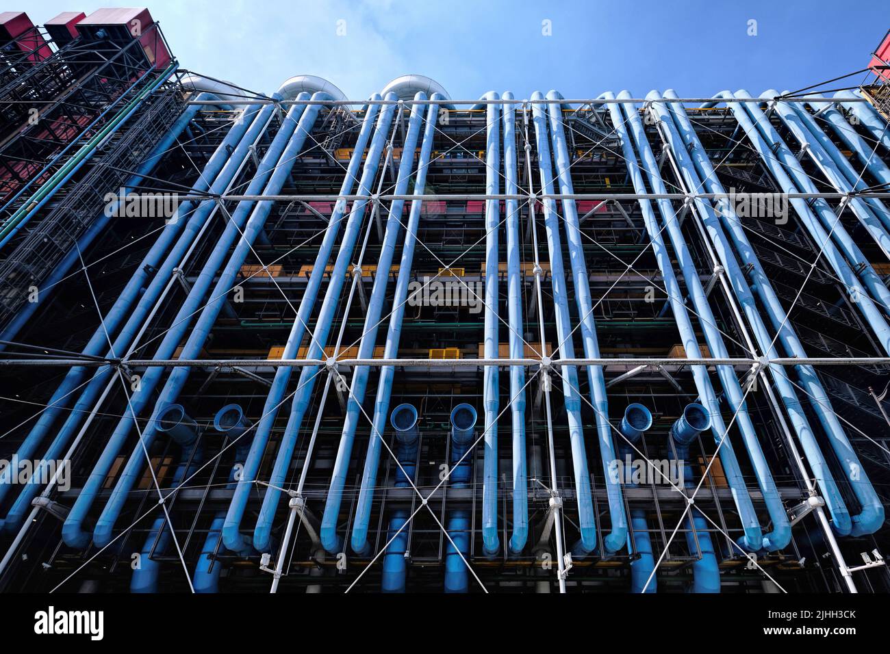 Paris, France - Mai 2022 : vue du Centre Georges Pompidou (1977) et détails de la façade, dessinés par Richard Rogers et Renzo Piano Banque D'Images