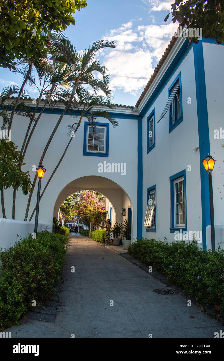 Rue avec des maisons coloniales bleues et blanches typiques, dans le quartier de passage, Cabo Frio, Brésil. Banque D'Images