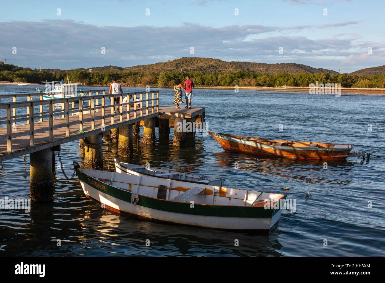 Petite jetée avec bateaux de pêche dans le quartier de passage, Cabo Frio, Brésil. Banque D'Images