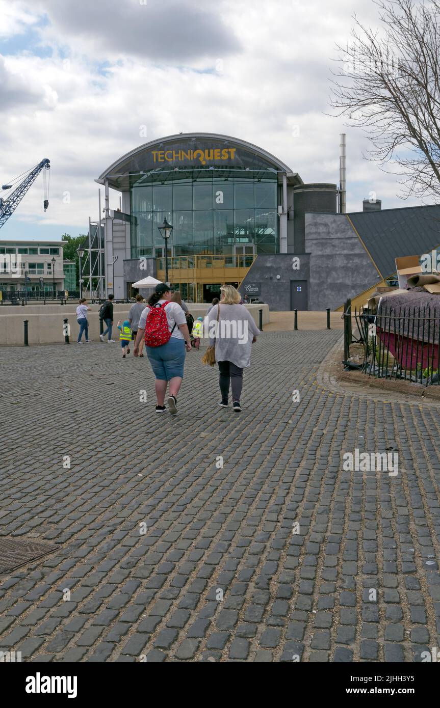 Deux femmes de plus grande taille marchent vers Techniquest, Cardiff Bay. Été 2022. Juillet. Banque D'Images