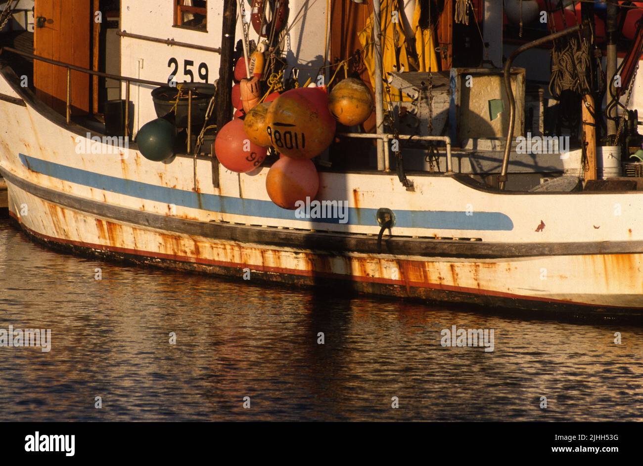 Bateau de pêche avec météo relié au quai dans le port de San Diego Banque D'Images