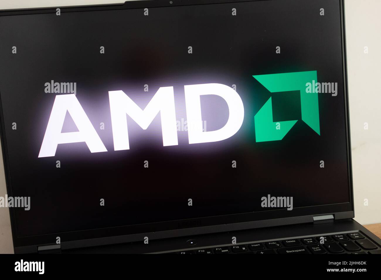 KONSKIE, POLOGNE - 18 juillet 2022 : logo de la société de semi-conducteurs Advanced micro Devices Inc (AMD) affiché sur l'écran d'un ordinateur portable Banque D'Images