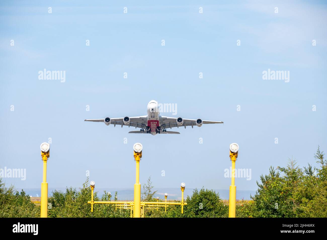 MANCHESTER, ROYAUME-UNI - JUILLET 16th 2022 : l'Airbus A380 Emirates vient de quitter l'aéroport de Manchester Banque D'Images