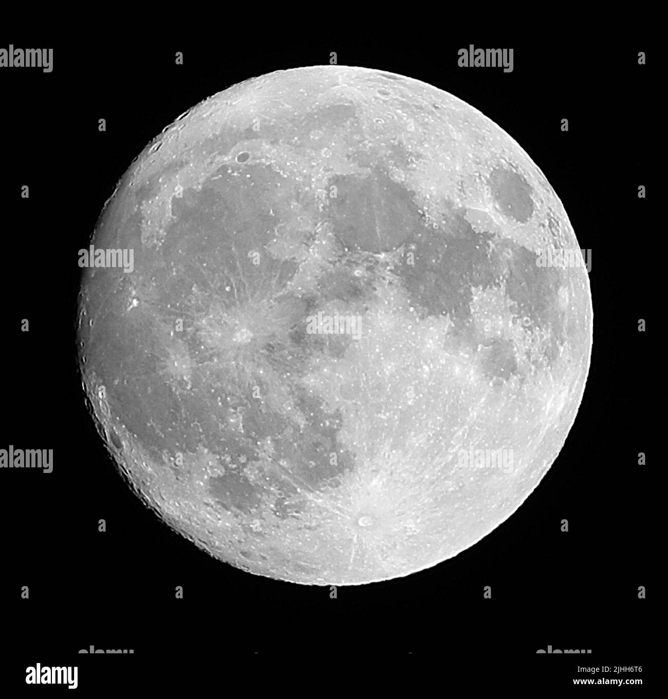 la pleine phase de lune et le ciel noir et les cratères de la surface lunaire sont vus Banque D'Images
